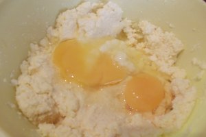 Desert prajitura cu pere de toamna si crema de branza cu aroma de vanilie