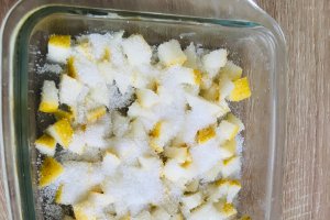 Desert prajitura aromata cu pere caramelizate