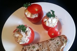 Rosii umplute cu sardine