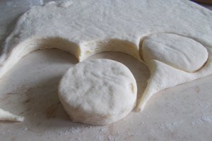 Aperitiv pogacele cu branza de burduf si cascaval