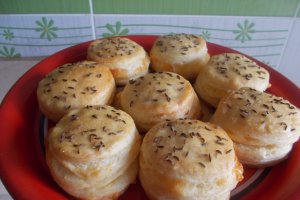 Aperitiv pogacele cu branza de burduf si cascaval