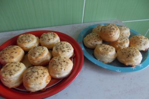 Aperitiv pogacele cu branza de burduf si cascaval