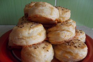 Aperitiv pogacele cu branza de burduf si cascaval