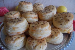 Aperitiv pogacele cu branza de burduf si cascaval