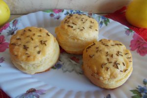 Aperitiv pogacele cu branza de burduf si cascaval