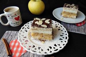 Desert prajitura cu biscuiti, mere si crema de vanilie