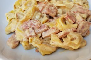 Tortellini cu smantana si prosciutto