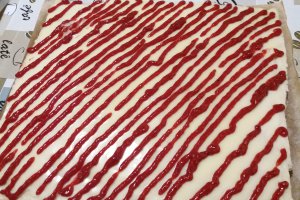 Desert foi cu crema de lapte si jeleu de zmeura