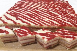 Desert foi cu crema de lapte si jeleu de zmeura