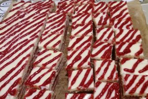 Desert foi cu crema de lapte si jeleu de zmeura