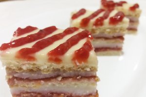 Desert foi cu crema de lapte si jeleu de zmeura