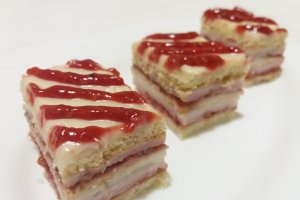 Desert foi cu crema de lapte si jeleu de zmeura
