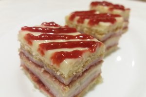 Desert foi cu crema de lapte si jeleu de zmeura
