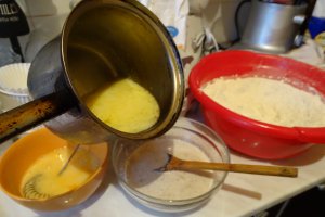 Desert brioche cu crema de vanilie nuca si ciocolata