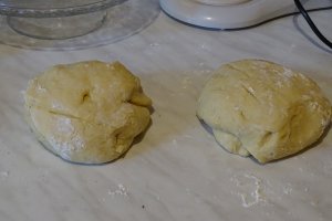 Desert brioche cu crema de vanilie nuca si ciocolata