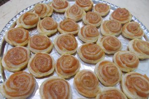 Desert melcisori din foietaj, cu gem de gutui