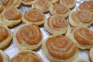 Desert melcisori din foietaj, cu gem de gutui