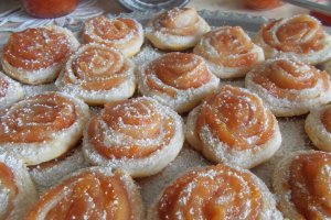 Desert melcisori din foietaj, cu gem de gutui
