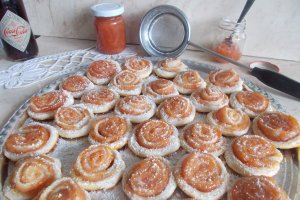 Desert melcisori din foietaj, cu gem de gutui