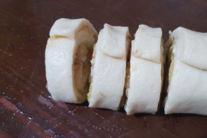 Desert cozonac trandafir cu mere si nuca