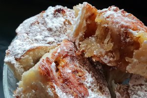 Desert cozonac trandafir cu mere si nuca