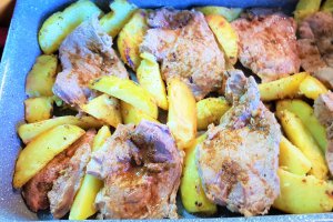 Friptura aromata de vitel cu cartofi