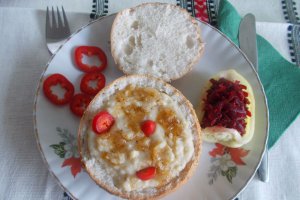 Fasole batuta, in chifle, cu sos de ceapa si salata de sfecla rosie
