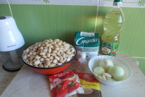 Fasole batuta, in chifle, cu sos de ceapa si salata de sfecla rosie