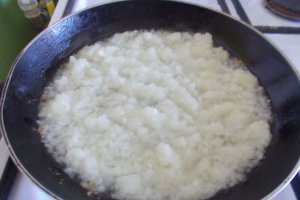 Fasole batuta, in chifle, cu sos de ceapa si salata de sfecla rosie