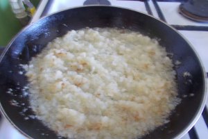 Fasole batuta, in chifle, cu sos de ceapa si salata de sfecla rosie