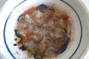 Fasole batuta, in chifle, cu sos de ceapa si salata de sfecla rosie