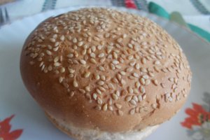 Fasole batuta, in chifle, cu sos de ceapa si salata de sfecla rosie