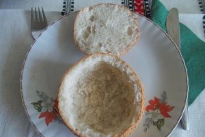 Fasole batuta, in chifle, cu sos de ceapa si salata de sfecla rosie