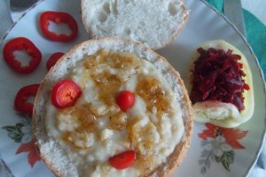 Fasole batuta, in chifle, cu sos de ceapa si salata de sfecla rosie