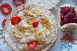 Fasole batuta, in chifle, cu sos de ceapa si salata de sfecla rosie