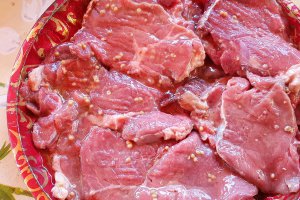 Vitel cu mustar si ceapa rosie la gratar - reteta nr. 1250