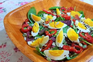 Salata cu oua, spanac si seminte