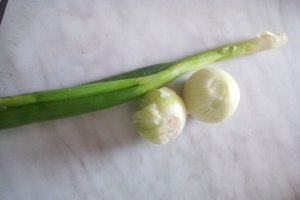 Aripioare de pui cu ceapa si sos de smantana