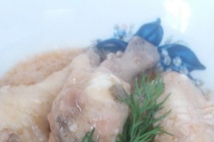 Aripioare de pui cu ceapa si sos de smantana