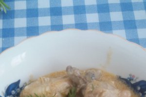 Aripioare de pui cu ceapa si sos de smantana