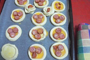 Aperitiv foietaj cu carnati, oua si cascaval