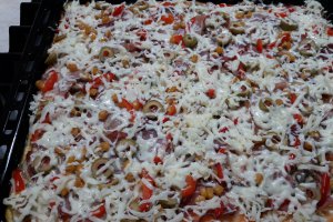 Pizza de casa cu de toate