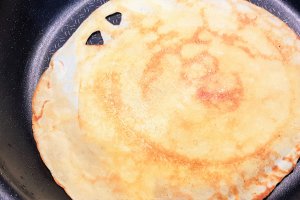 Desert clatite aromate la sticla cu mascarpone si inghetata