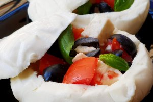 Aperitiv cosulete de mozzarella umplute