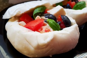 Aperitiv cosulete de mozzarella umplute