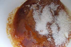 Piept de pui cu garnitura de gutui, in sos caramel