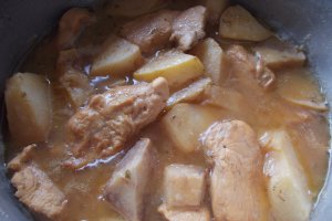 Piept de pui cu garnitura de gutui, in sos caramel