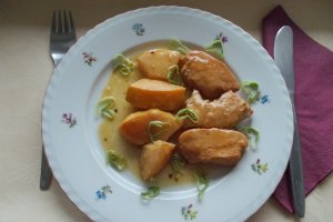 Piept de pui cu garnitura de gutui, in sos caramel