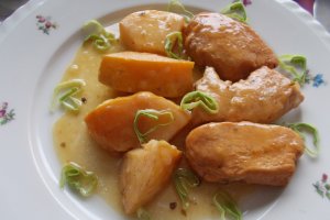 Piept de pui cu garnitura de gutui, in sos caramel