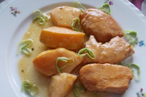 Piept de pui cu garnitura de gutui, in sos caramel